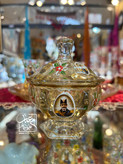 نمای نزدیک نقاشی دست و پرتره قاجاری روی قندان شاهعباسی